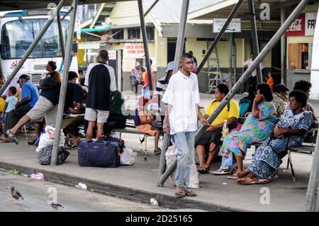 Un trafficato terminal degli autobus a Sigatoka su viti Levu in Fijiin Sud Pacifico Foto Stock