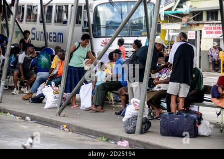 Un trafficato terminal degli autobus a Sigatoka su viti Levu in Fijiin Sud Pacifico Foto Stock