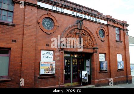 Il cinema Alhambra nella città mercato Cumbria di Keswick. Costruito nel 1913 e aperto il 22 gennaio 2014, è in funzione da oltre 100 anni! Foto Stock