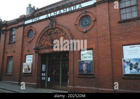 Il cinema Alhambra nella città mercato Cumbria di Keswick. Costruito nel 1913 e aperto il 22 gennaio 2014, è in funzione da oltre 100 anni! Foto Stock