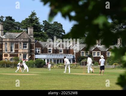 Cricket sul villaggio verde Sandringham Norfolk Regno Unito Foto Stock