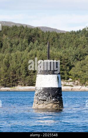 ULSTEINVIK, NORVEGIA - 2016 AGOSTO 03. Contrassegno di navigazione su una roccia nella costa norvegese. Foto Stock