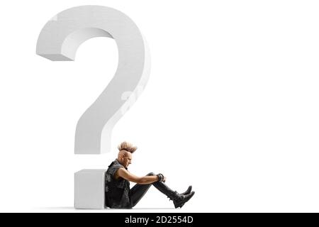 Punk rocker con un mohawk seduto a terra pensando e appoggiandosi su un grande punto interrogativo isolato su bianco sfondo Foto Stock