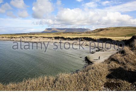 Una vista di ben Bulben da Rosses Point a Sligo, Irlanda. Foto Stock