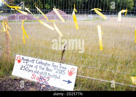 Warwickshire, Regno Unito. 05 ottobre 2020. I manifestanti HS2 si infrangono attraverso le baricate per attirare l'attenzione sulla distruzione di un albero dell'anno 2015 di 250 anni, l'albero di Cubbington Pear 05 ottobre 2020. Un banner e nastri gialli con messaggi è appeso sulla recinzione vicino all'albero Credit: Denise Laura Baker/Alamy Live News Foto Stock