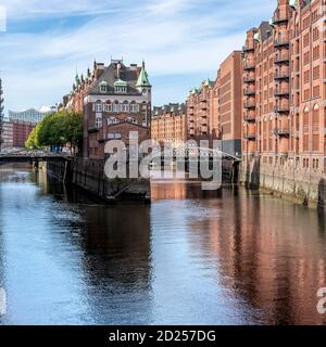 Il ristorante Wasserschloss è l'iconico edificio centrale costruito su un'isola nel quartiere dei magazzini Speicherstadt ad Amburgo. Costruito dal 1883 al 1927. Foto Stock