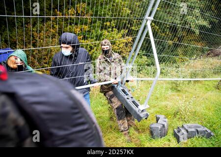 Warwickshire, Regno Unito. 05 ottobre 2020. I manifestanti di HS2 rompono attraverso le baricades di HS2 per proteggere e pagare i loro rispetti all'albero di 250 anni dell'anno 2015, l'albero di Cubbington Pear che è dovuto essere abbattuto 05 Ott 2020 accreditamento: Denise Laura Baker/Alamy Live News Foto Stock