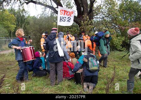 Warwickshire, Regno Unito. 05 ottobre 2020. I manifestanti dell'HS2 si rompono attraverso le baricate per richiamare l'attenzione sulla distruzione di un albero dell'anno 2015 di 250 anni, l'albero di Cubbington Pear 05 ottobre 2020. Mentre i manifestanti si avvicinano all'albero sono incontrati con la forza estrema dalle guardie di sicurezza HS2 per impedire loro di abbracciare l'albero Credit: Denise Laura Baker/Alamy Live News Foto Stock