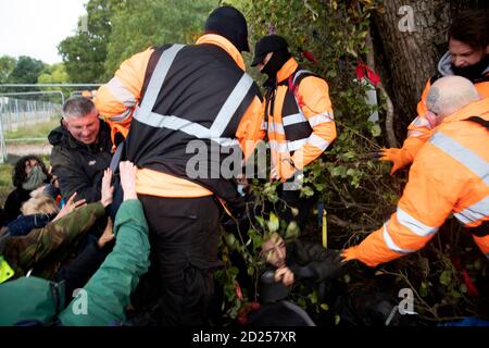 Warwickshire, Regno Unito. 05 ottobre 2020. I manifestanti dell'HS2 si rompono attraverso le baricate per richiamare l'attenzione sulla distruzione di un albero dell'anno 2015 di 250 anni, l'albero di Cubbington Pear 05 ottobre 2020. Mentre i manifestanti si avvicinano all'albero sono incontrati con la forza estrema dalle guardie di sicurezza HS2 per impedire loro di abbracciare l'albero Credit: Denise Laura Baker/Alamy Live News Foto Stock