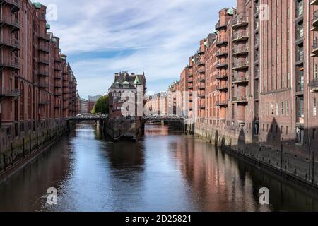 Il ristorante Wasserschloss è l'iconico edificio centrale costruito su un'isola nel quartiere dei magazzini Speicherstadt ad Amburgo. Costruito dal 1883 al 1927. Foto Stock
