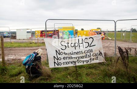 Warwickshire, Regno Unito. 05 ottobre 2020. I manifestanti dell'HS2 si rompono attraverso le baricate per richiamare l'attenzione sulla distruzione di un albero dell'anno 2015 di 250 anni, l'albero di Cubbington Pear 05 ottobre 2020. Un banner è appeso sulla recinzione in da dell'albero dicendo Stop HS2 che indica perché l'HS2 dovrebbe essere arrestato. Credit: Denise Laura Baker/Alamy Live News Foto Stock