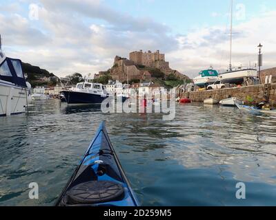 Kayak da mare a Gorey Harbour, Jersey. Agosto 2020 Foto Stock