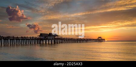 Tramonto colorato su Napoli Molo, Naples, Florida, Stati Uniti d'America Foto Stock