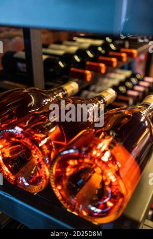 Una fila di bottiglie di champagne - Cantina bottiglie di vino immagazzinate in una cantina. Foto Stock