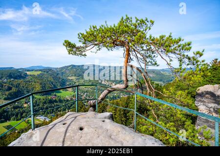 Punto di osservazione di Husnik sulla cima della formazione di pietra arenaria. Besedice Rocks in Bohemian Paradise, ceco: Cesky raj, Repubblica Ceca Foto Stock