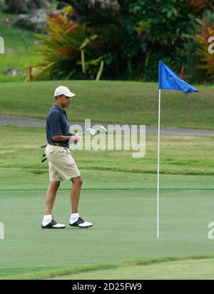 US President Barack Obama walks onto the ninth green at Mid-Pacific Country Club in Kailua, Hawaii, December 31, 2009. REUTERS/Hugh Gentry (UNITED STATES - Tags: POLITICS)