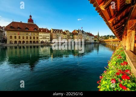 Centro storico di Lucerna sul Lago di Lucerna, Svizzera. Kornschutte o municipio dalla storica Cappella coperta di legno Ponte con acqua Torre e. Foto Stock