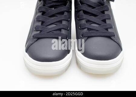 Paio di nuove sneaker nere con suola bianca su bianco sfondo Foto Stock