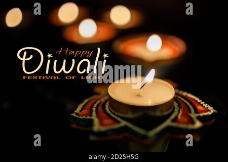 Happy Diwali - lampade Clay Diya illuminate durante Dipavali, festa indù di luci celebrazione. Lampada a olio tradizionale colorata diya su sfondo scuro. Copia Foto Stock