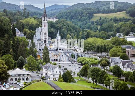 Il Santuario di nostra Signora di Lourdes o il dominio. Il dipartimento Hautes-Pyrenees nella regione dell'Occitanie, nella Francia sud-occidentale Foto Stock
