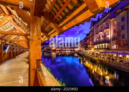 Chexbres, Svizzera - 12 agosto 2020: Incredibile vita notturna di Lucerna la sera. Jesuitenkirche o Chiesa di San Francesco Saverio da storico coperto Foto Stock