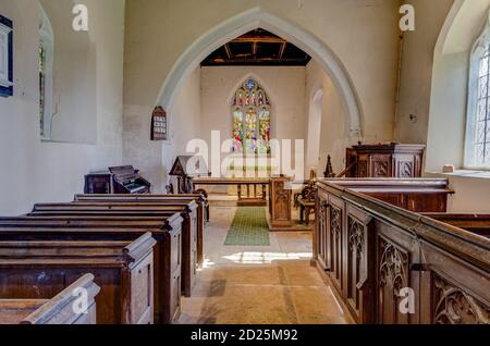 Interno della chiesa medievale di San Michaels e di tutti gli Angeli nel villaggio di Farndish, Bedfordshire, UK; risale a circa 1200. Foto Stock