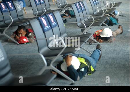 Yogyakarta, Indonesia. 6 Ott 2020. La gente partecipa ad un terremoto e ad un'esercitazione dello tsunami all'aeroporto internazionale di Yogyakarta in Yogyakarta, Indonesia, 6 ottobre 2020. Credit: Supriyanto/Xinhua/Alamy Live News Foto Stock