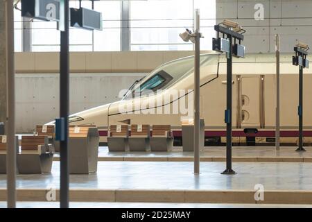 Saragozza, Spagna - 29 settembre 2020: Un treno AVE, con origine Madrid, arriva alla stazione di Saragozza, nel mezzo della seconda ondata della COVID-19 pa Foto Stock