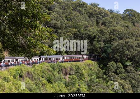 Kuranda, Australia - 19 Marzo 2020: Il treno panoramico Kuranda che passa attraverso la foresta pluviale, è una delle attrazioni turistiche della zona di Cairns. Foto Stock