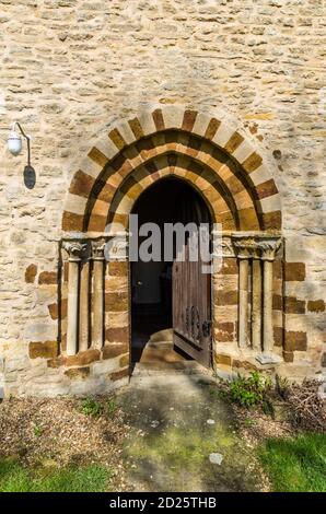 La porta sud della chiesa medievale di San Michaels e di tutti gli Angeli nel villaggio di Farndish, Bedfordshire, Regno Unito; risale al 1200 circa Foto Stock