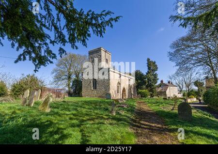 La chiesa medievale di San Michaels e di tutti gli Angeli nel villaggio di Farndish, Bedfordshire, Regno Unito; risale al 1200 circa con una torre del 15 ° secolo. Foto Stock