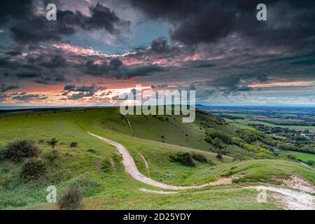 Nuvole sparse sopra il villaggio di Fulking e viste verso l'hiill di truleigh e il mare sul Parco Nazionale di South Downs da Devil's Dyke, Sussex, Eng Foto Stock