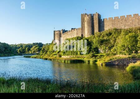 Il castello e lago Pembroke, di proprietà privata, sulla Milford Haven Waterway, Galles, Regno Unito