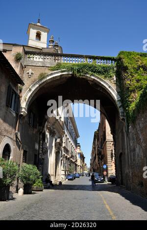 Italia, Roma, via Giulia, arco Farnese Foto Stock