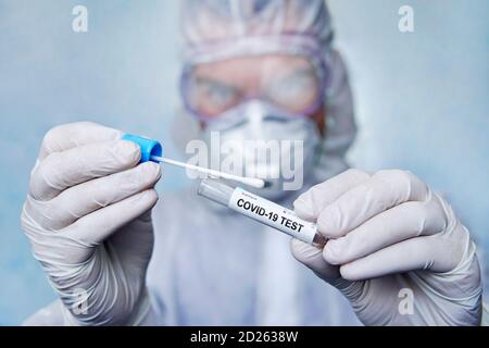 Campione di coronavirus 2019-nCoV. Nuova epidemia di Corona Virus. Interruzione del virus corona. Corona Virus in laboratorio. Tubo di presa dello scienziato con il test con il nome del virus Foto Stock