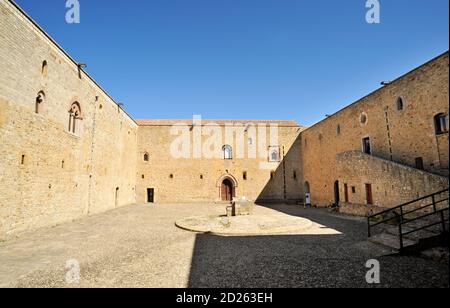 Cortile del castello normanno, Castel Lagopesole, Basilicata, Italia Foto Stock