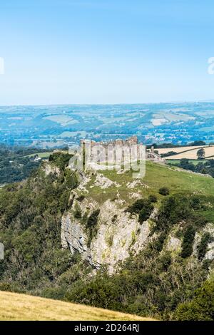Carreg Cennen collina castello medievale, Llandeilo, Brecon Beacons, Galles Foto Stock
