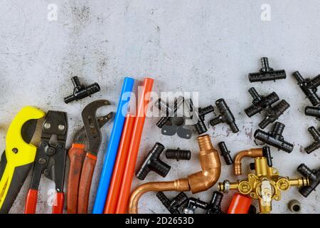 Kit di alimentazione acqua per utensili professionali per idraulici per il taglio di tubi in polipropilene, angoli in plastica, chiave, guanti da lavoro Foto Stock