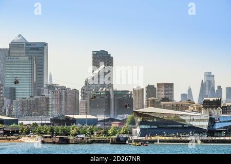 Regno Unito, Londra, Docklands. Lo skyline del quartiere finanziario centrale di Canary Wharf, la funivia Emirates Airline, dal Royal Victoria Dock, East End Foto Stock