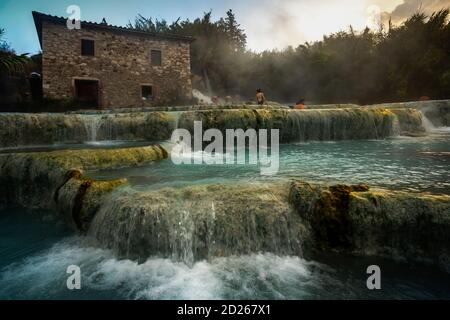 Cascate del Mulino, piscine naturali di acqua termale. Saturnia, Grosseto, Toscana, Italia, Europa Foto Stock