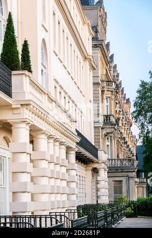 Regno Unito, Londra. Lussuose case a schiera sulla Cambridge Terrace vicino al Regent's Park Foto Stock