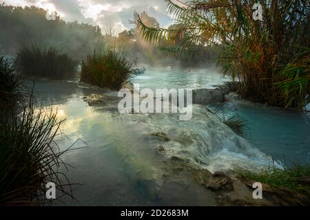 Cascate del Mulino, piscine naturali di acqua termale. Saturnia, Grosseto, Toscana, Italia, Europa Foto Stock