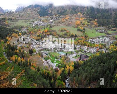 Pré Saint Didier, Aosta, Italia: Il paese in autunno con vista sulle Terme Foto Stock