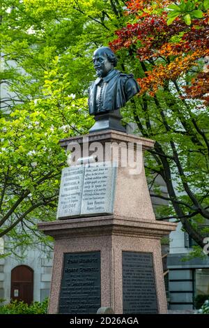 Regno Unito, Londra, City of London, St Mary Aldermanbury Garden, John Heminges & Henry Condell redattori di Shakespeare First Folio, Memorial vicino alla Guildhall Foto Stock