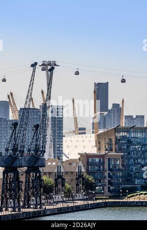 Regno Unito, Londra, Docklands. Lo skyline del quartiere finanziario centrale di Canary Wharf, la funivia Emirates Airline, dal Royal Victoria Dock, East End Foto Stock