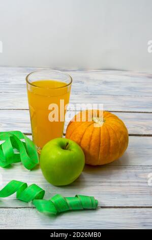 Cibo per la dieta detox. Zucca fresca e succo di mela. Concetto snellente, cibo sano. Messa a fuoco selettiva. Foto Stock