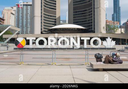 Divano letto di fronte all'insegna di Toronto 3D, Nathan Phillips Square, Toronto, Canada Foto Stock