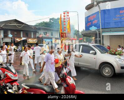 Phuket Town / Thailandia - 7 ottobre 2019: Phuket Vegetarian Festival o nove del Festival degli dei dell'Imperatore processione di strada, Peranakan Taoist devoti Foto Stock