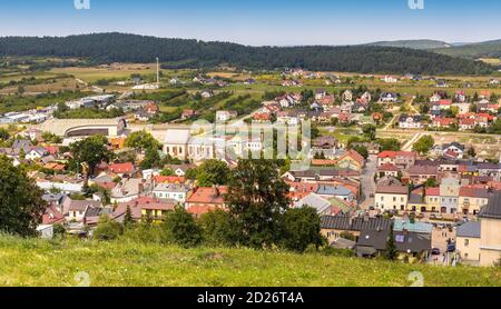 Checiny, Swietokrzyskie / Polonia - 2020/08/16: Vista panoramica della città Checiny in Swietokrzyskie Montagne visto dal Castello reale fortezza medievale hil Foto Stock