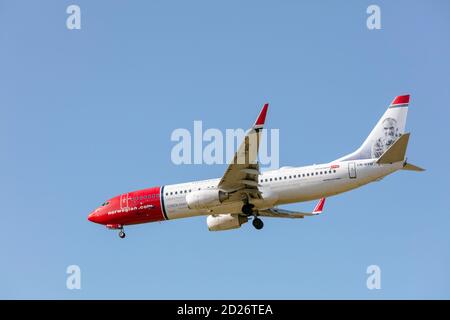 Norwegian Air Shuttle Boeing 737-800 con equipaggiamento di atterraggio abbassato. Foto Stock